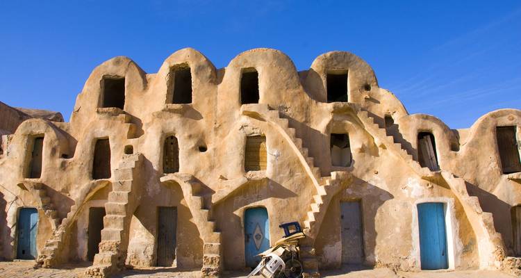 Bâtiment traditionnel nord-africain avec arches et escaliers.