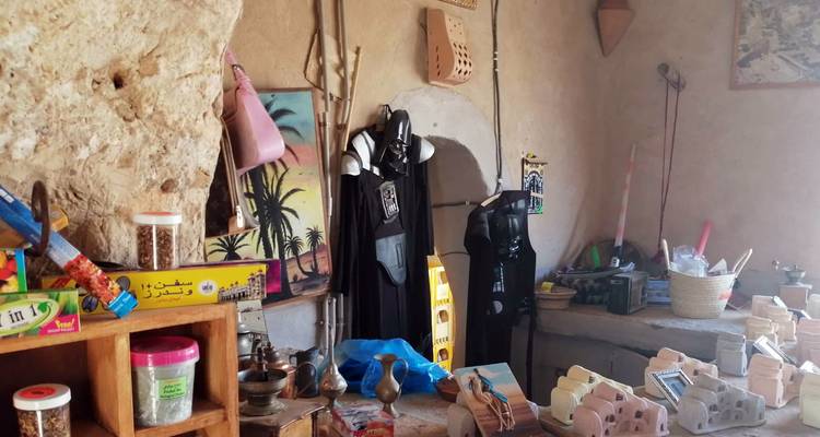 Intérieur d'une petite boutique avec divers articles exposés.