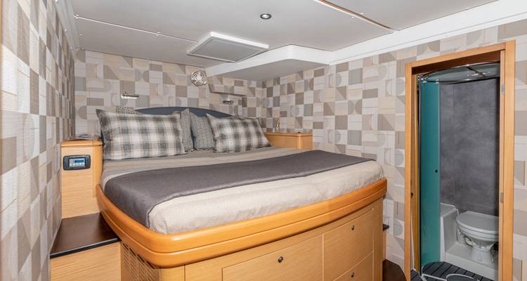 Une cabine compacte avec un lit double sur un yacht.