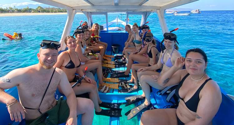 Groupe de personnes sur un bateau de plongée avec tuba, se préparant pour la plongée.