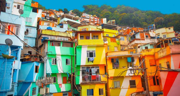 Maisons colorées dans une favela à flanc de colline.