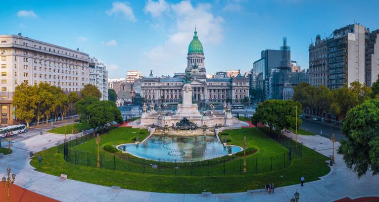 Vue du Congrès national avec une fontaine et des jardins.