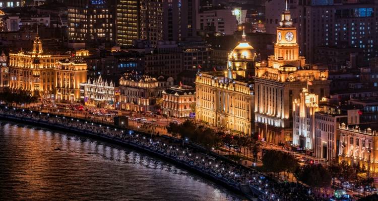 El Bund iluminado por la noche a lo largo del río.