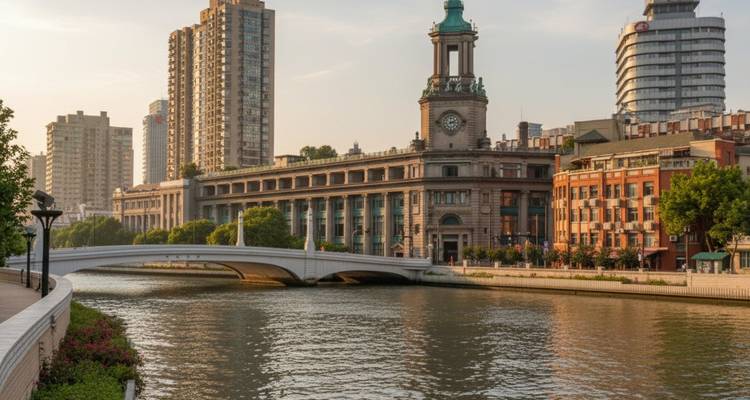 Río y edificios históricos en Shanghái al atardecer.