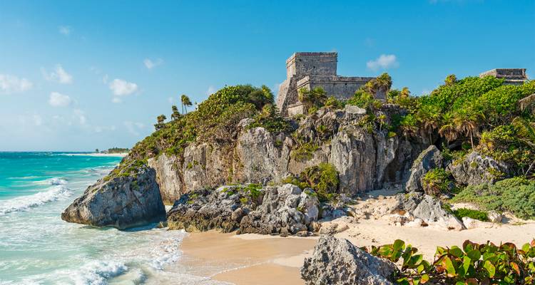 Tulum-Ruinen auf einer Klippe mit Blick auf das türkisfarbene Meer.