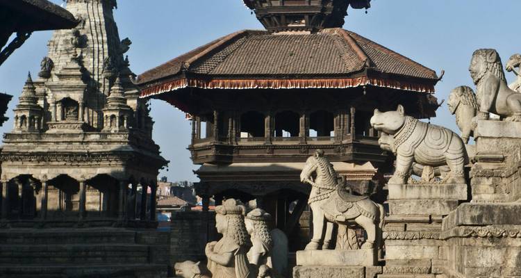 Structures architecturales historiques avec des sculptures complexes.