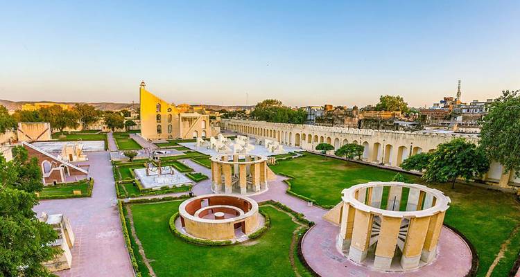 Instruments astrologiques dans un jardin d'observatoire historique.