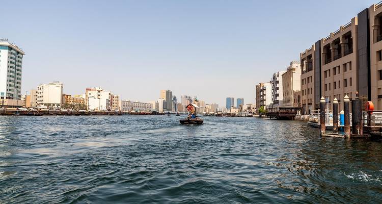 Stadsgezicht vanaf een boot op een waterweg.