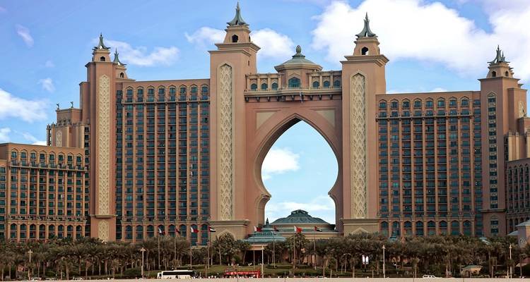 Groot luxehotel met kenmerkende architectuur.