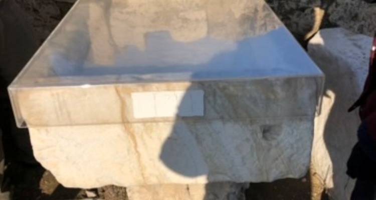 Verwitterter Marmoraltar mit Schatten.