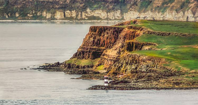Klif met een kleine vuurtoren.