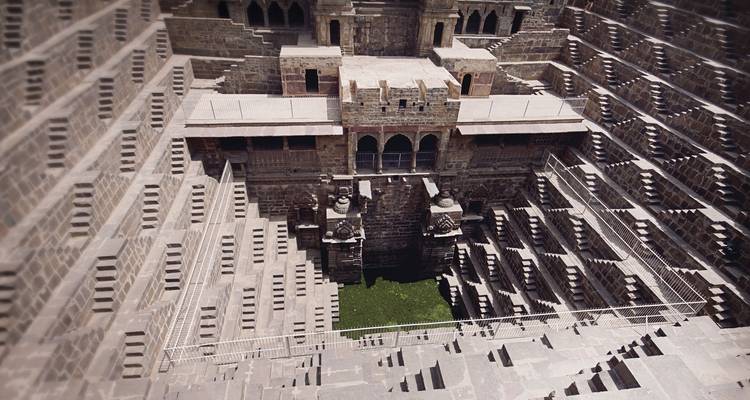 Vista aérea espectacular del pozo escalonado Chand Baori con sus escaleras de diseño geométrico intrincado.