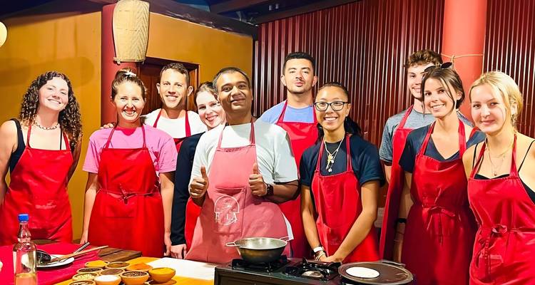 Groepskookles met rode schorten aan.