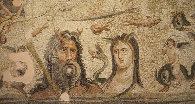 Mosaïque représentant des figures mythologiques entourées de créatures marines.