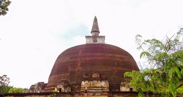 Grote oude stoepa met een puntige spits.