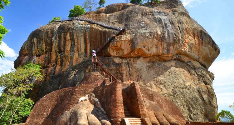 Sigiriya Rots met zichtbare trappen en toeristen die klimmen.