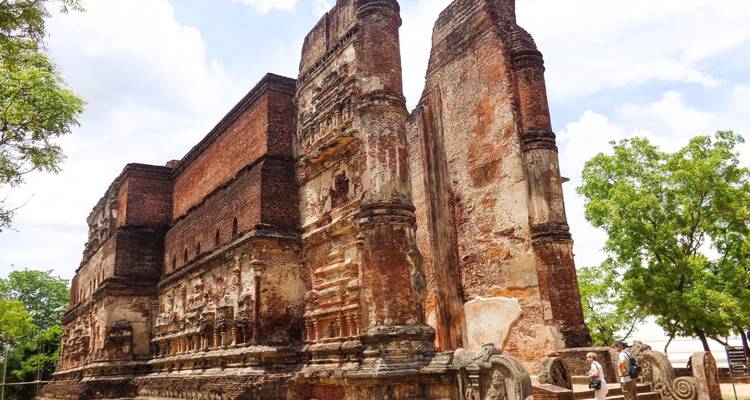 Ruïnes van een oude structuur met ingewikkelde gravures.