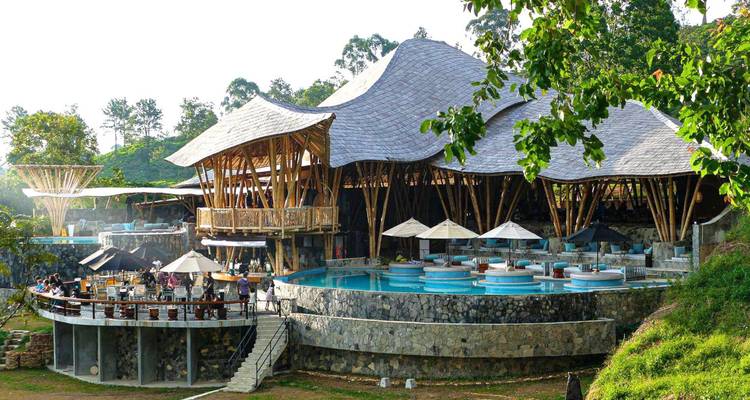 Moderne architecturale structuur met zwembad en sociale activiteit.