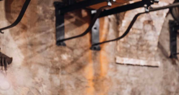 Intérieur rustique flou avec crochets métalliques.