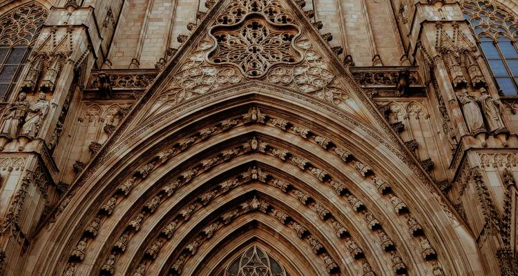 Vue détaillée de la façade complexe d'une cathédrale gothique.