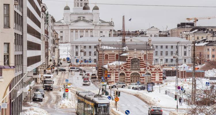 Vue panoramique d'Helsinki avec une architecture reconnaissable sous la neige.