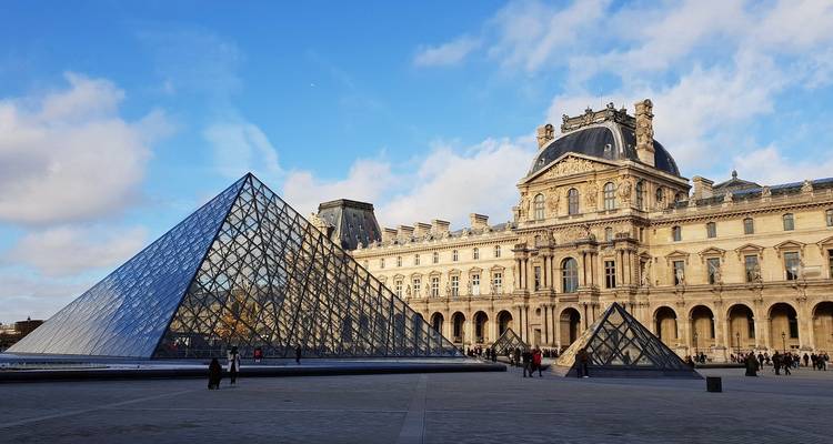 La Pyramide du Louvre et le musée à Paris, pendant la journée.