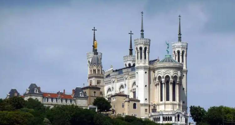 Un complexe religieux avec des flèches proéminentes and des statues de croix.