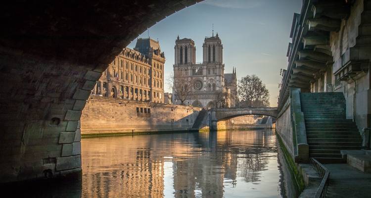 Cathédrale Notre-Dame de Paris, vue depuis un pont.