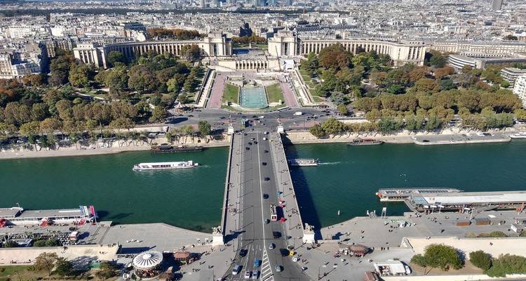 Une vue aérienne du Trocadéro et de la Seine à Paris.