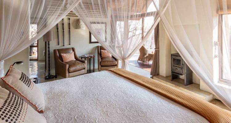 Ein gut ausgestattetes Hotelzimmer mit Blick nach draußen.