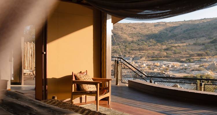 Außenbereich mit malerischem Blick auf ein Tal.