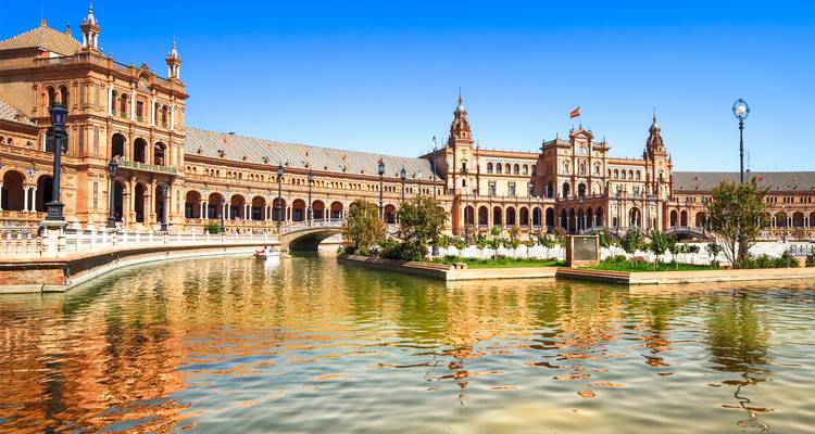 Sevillas Plaza de España mit einem Wasserbecken.