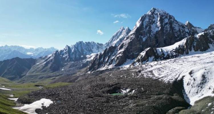Montagne avec de la neige et un terrain accidenté.