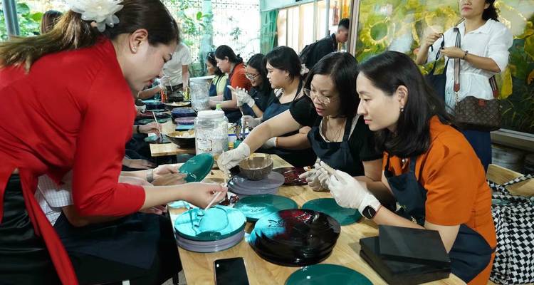 Groupe de personnes créant avec des matériaux vibrants.