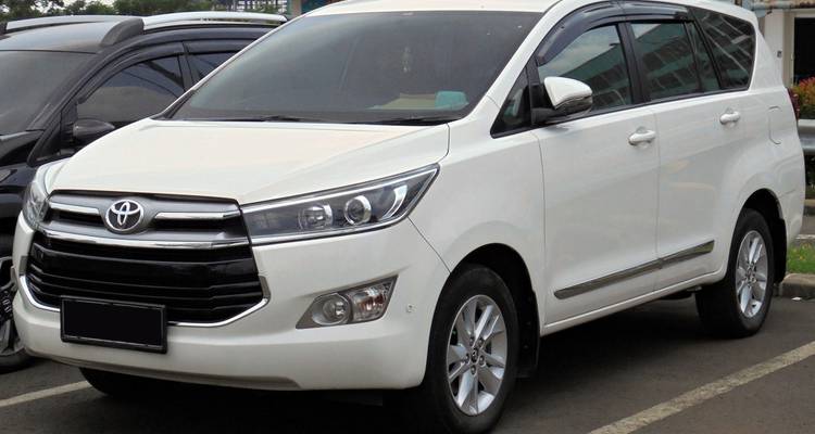 Voiture blanche garée à l'extérieur.