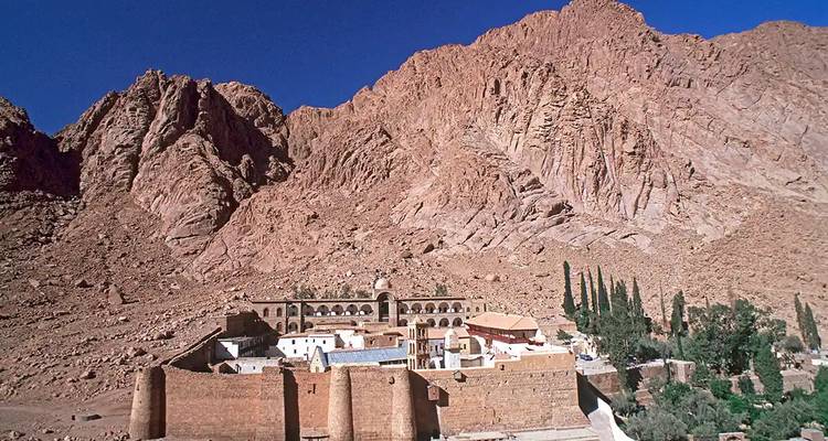 Monasterio histórico construido en la base de una montaña.