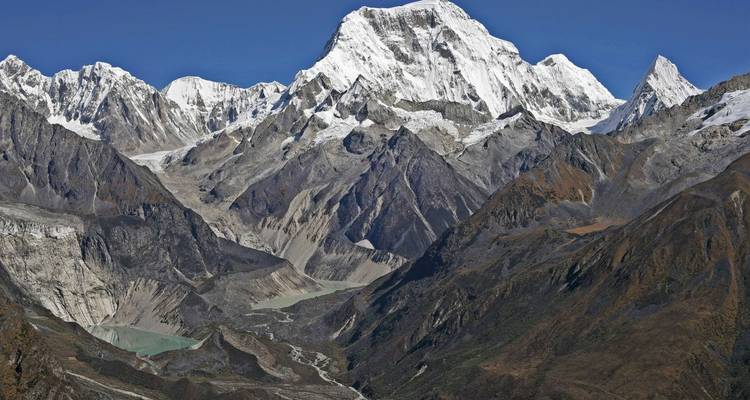 Besneeuwde bergtoppen in een vallei.