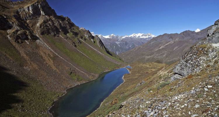 Smal meer in een bergdal.