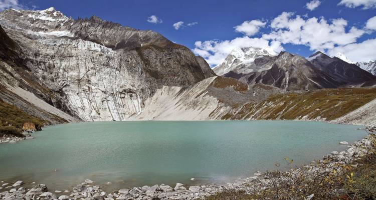 Turquoise meer omringd door rotsachtige bergen.
