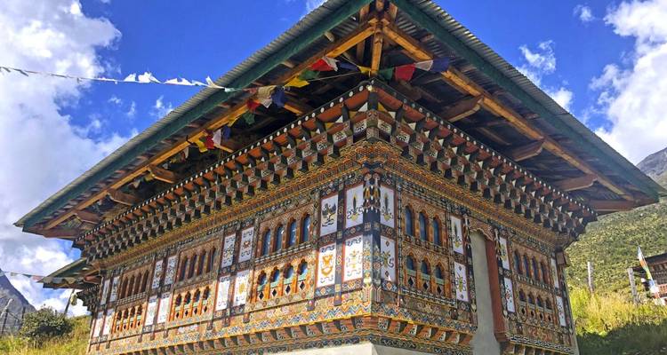 Traditionelles bhutanisches Gebäude mit farbenfroher Dekoration.