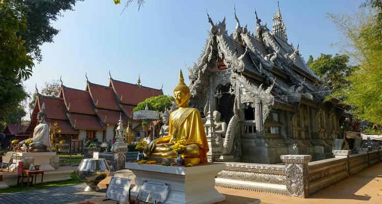 Temple d'argent avec temples environnants et statues de Bouddha.