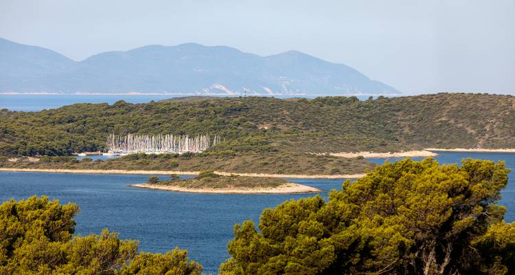 Îles inhabitées couvertes de verdure, entourées par la mer.