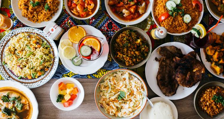 Bunte Auswahl verschiedener Gerichte auf einem Tisch.