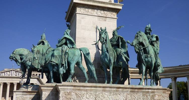 Beeldencomplex met strijdwagens en paarden.