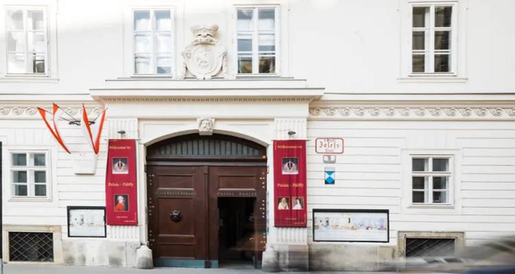 Gevel van een historisch gebouw met banieren.