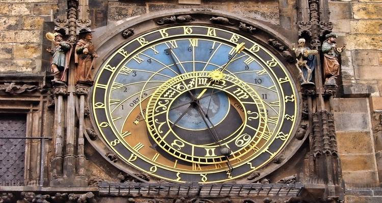 Astronomische klok met ingewikkelde details.