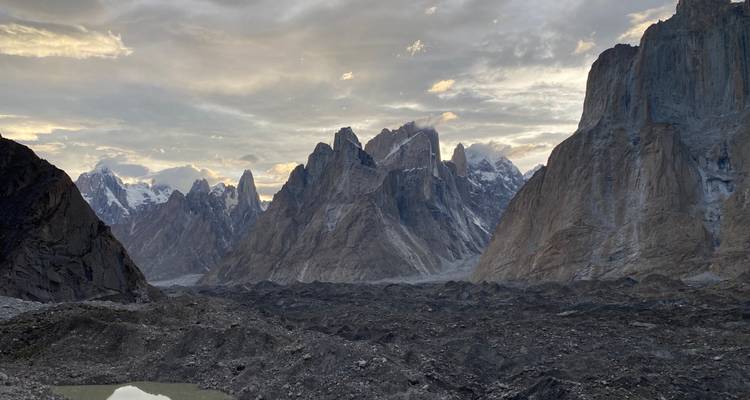 Picos montañosos majestuosos al atardecer cerca de un paisaje árido.