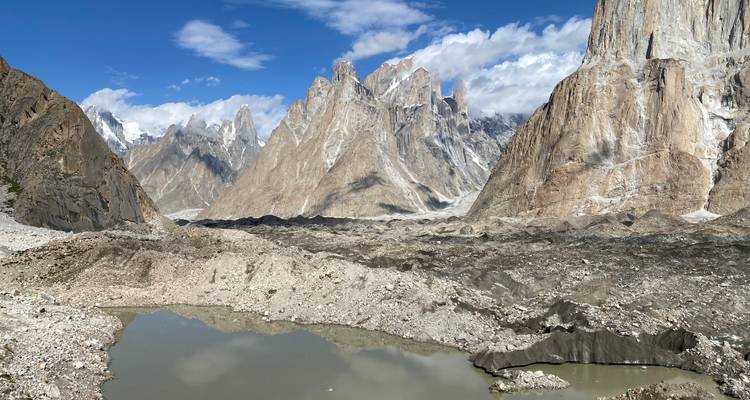 Majestuosa cordillera con picos escarpados y un estanque en primer plano.