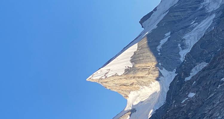 Un pico de montaña afilado y puntiagudo cubierto de nieve.