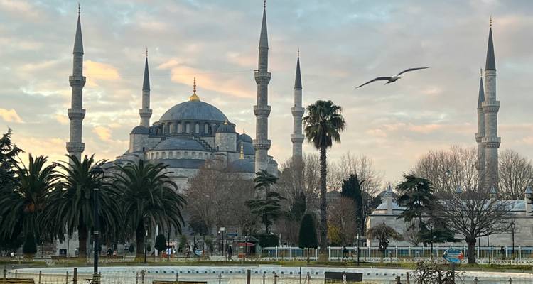 Mosquée historique avec des minarets proéminents